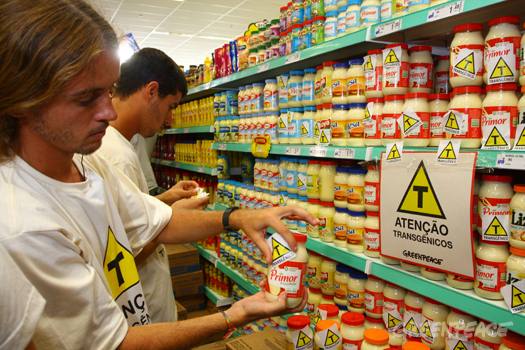 Ativistas do Greenpeace protestam em um supermercado do Rio de Janeiro contra a falta de rotulagem adequada nos produtos fabricados pelas empresas Bunge e Cargill. (Foto: Greenpeace)