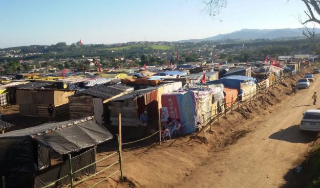 O Município de Sapiranga ajuizou uma ação de reintegração de posse contra dezenas de famílias pobres que tinham ocupado uma área de terras na cidade. (Foto: Juliane Camargo/MTD Sapiranga)
